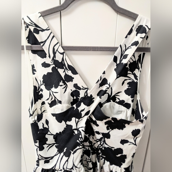 ELLE, Floral fit and flare Dress. Size 8. - Picture 7 of 11